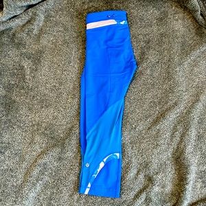 Lululemon capri leggings. Blue and white size 6